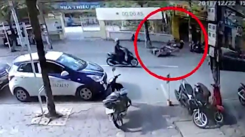 Clip: Chạy ngược chiều, người đàn ông tông vào xe đạp điện tử vong tại chỗ