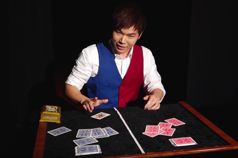 Clip: Chàng ảo thuật gia làm đổi màu quân bài bằng 'dải băng phép thuật'