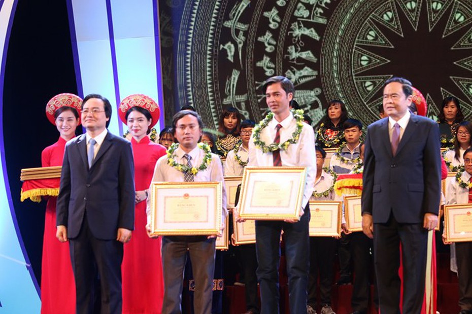 Tuyên dương 64 thầy cô giáo và 63 học sinh ưu tú