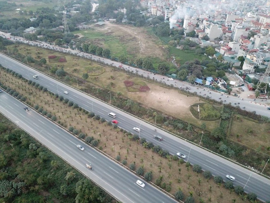 Hồn nhiên đá bóng giữa đại lộ Thăng Long