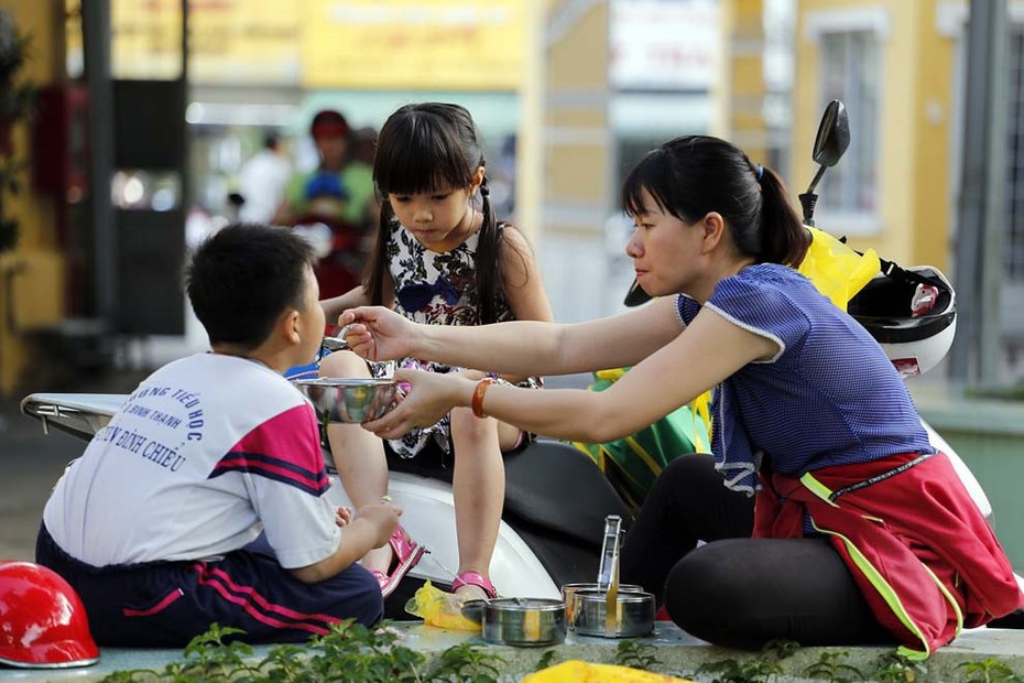 Tâm lý "con nhà người ta" của phụ huynh buộc trẻ gồng mình gánh áp lực