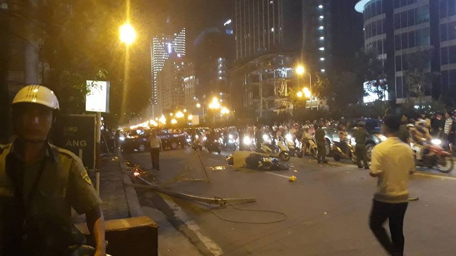 Nóng: Kinh hoàng cột sắt rơi từ chung cư, một người phụ nữ đang đi đường tử vong