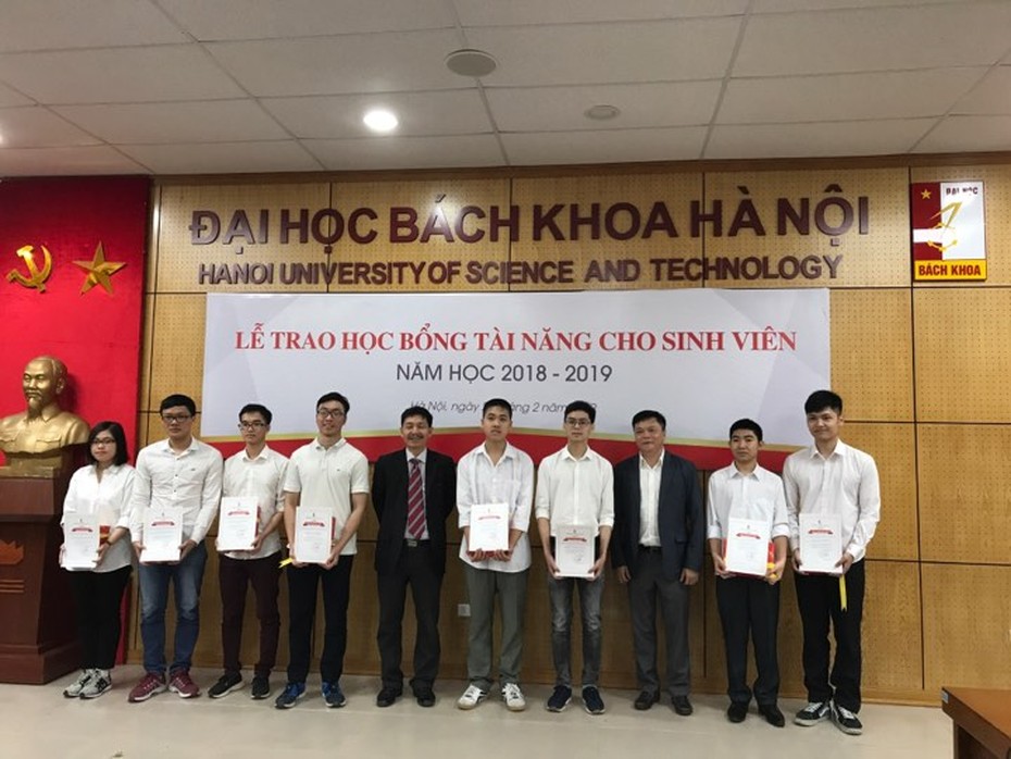 ĐH Bách khoa Hà Nội trao gần 4 tỷ đồng học bổng cho sinh viên