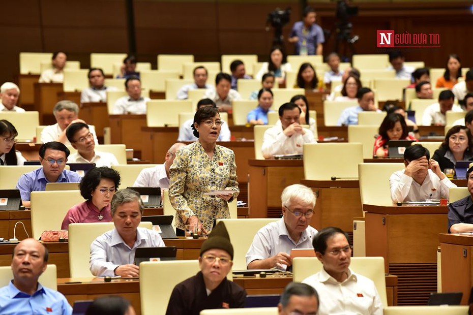 ĐBQH bật khóc phản đối việc tăng giờ làm đối với người lao động