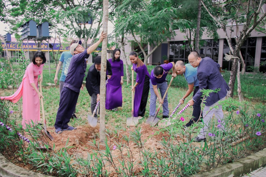 Trường đại học tuyên bố không nhận hoa ngày 20/11