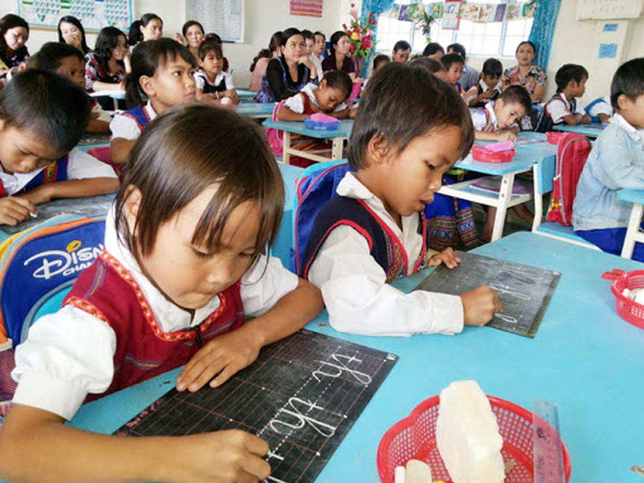 Chậm trễ biên soạn SGK tiếng dân tộc: Cần có chế tài với người đứng đầu ngành Giáo dục