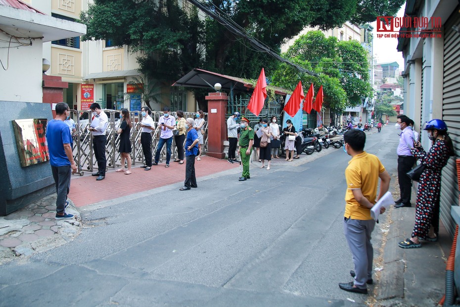 Hà Nội: Người dân xếp hàng dài xin xác nhận giấy đi đường