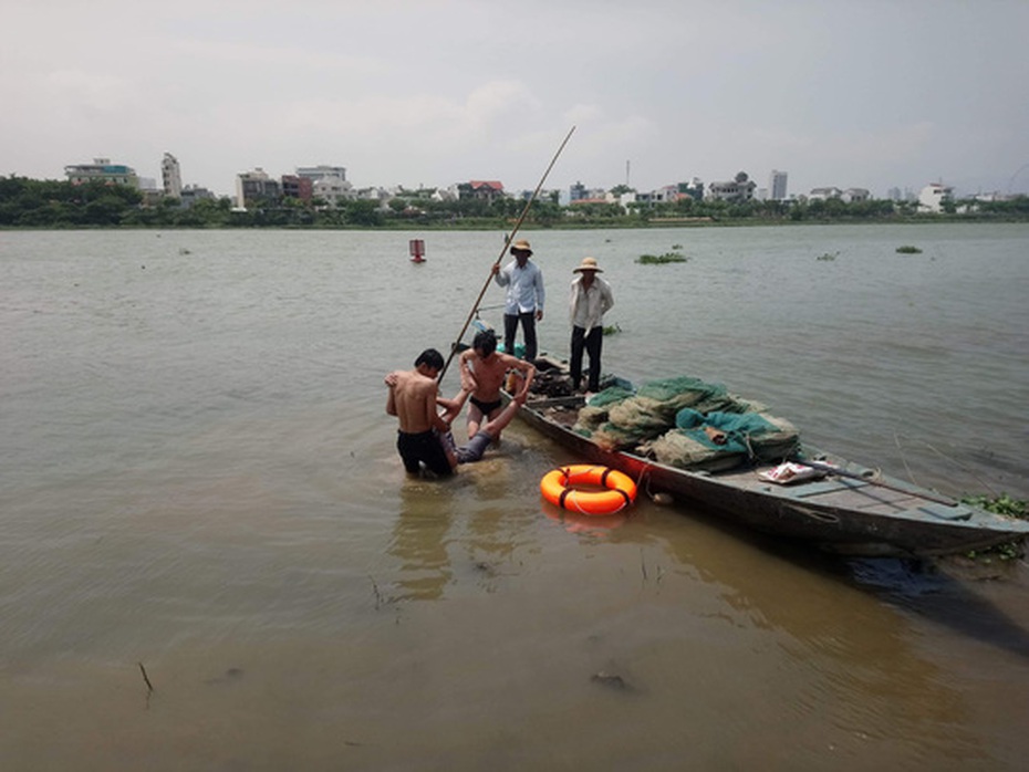 Phát hiện thi thể bà lão ăn xin dưới sông Gianh