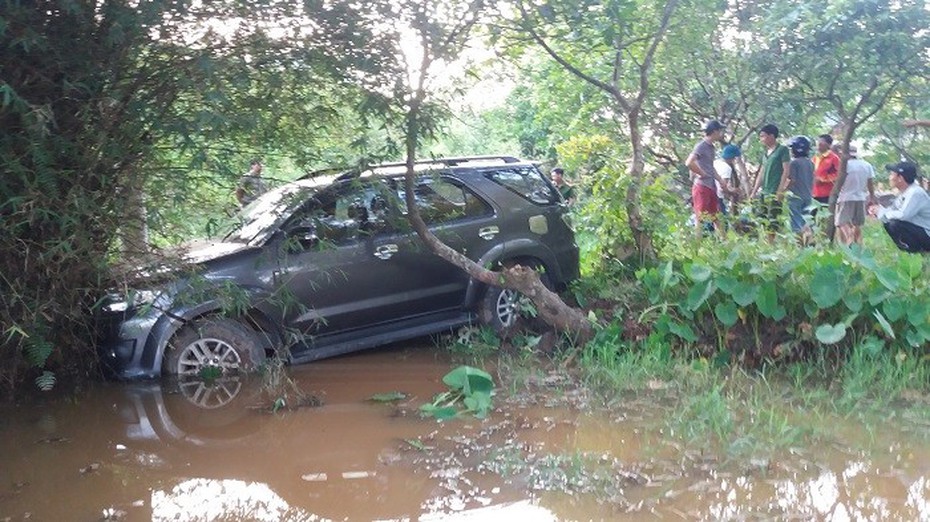 Vượt 3 chốt CSGT rồi lao xe xuống vực, tài xế Fortuner khai gì?