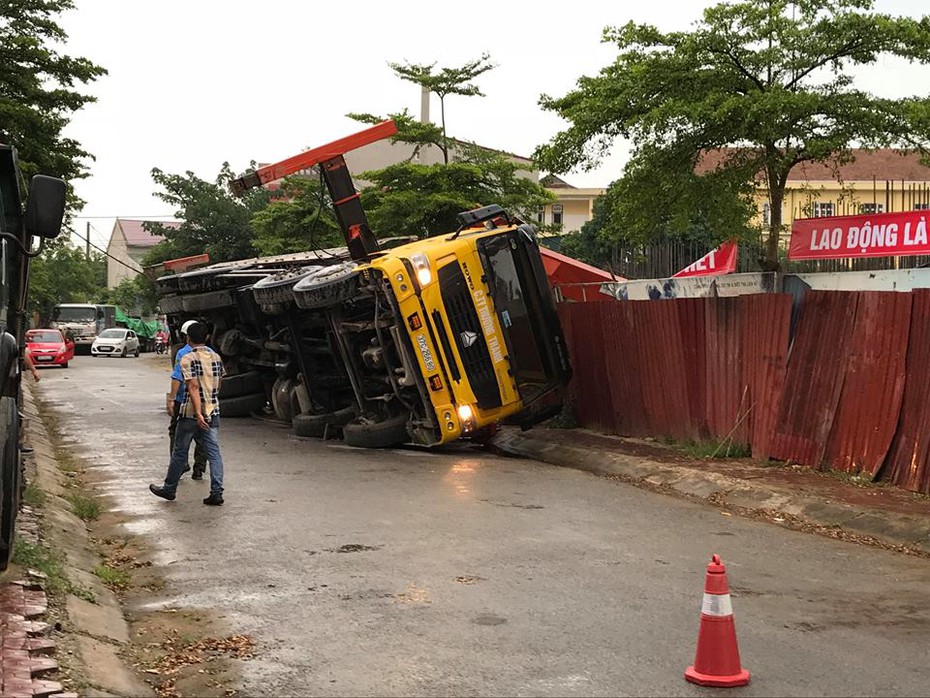 Lại lật xe cẩu tại công trình từng đè chết nam sinh lớp 10