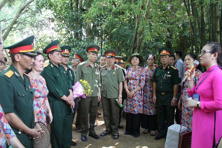 Dòng người đội nắng về làng Sen kỷ niệm ngày sinh Bác Hồ