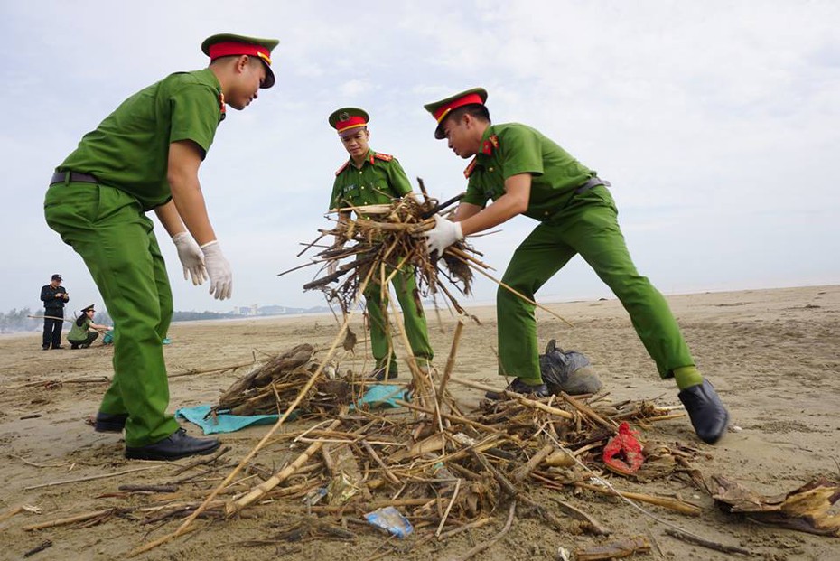 Các chiến sĩ công an chung tay bảo vệ môi trường biển