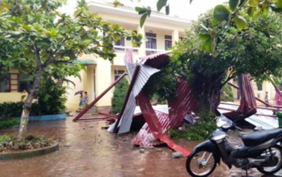 Mưa lớn kèm lốc xoáy khiến hàng chục nhà dân và trường học tốc mái