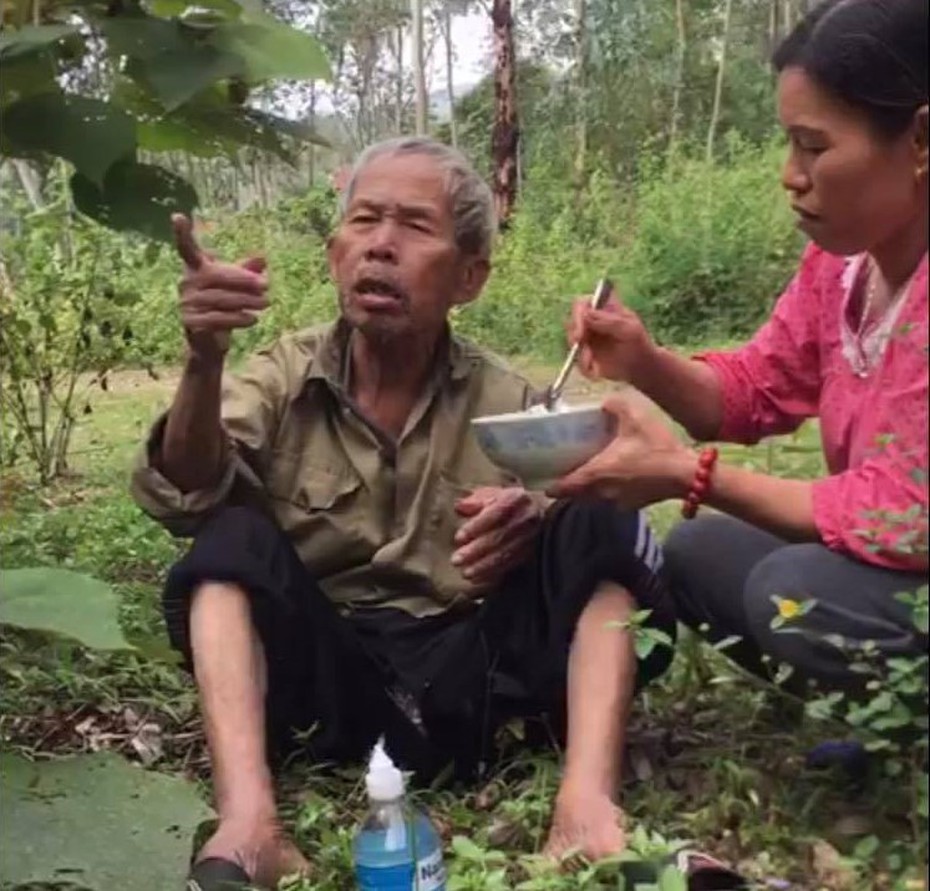 Cảm động hình ảnh người phụ nữ bón cơm cho cụ già đi lạc trên núi và tìm người thân giúp