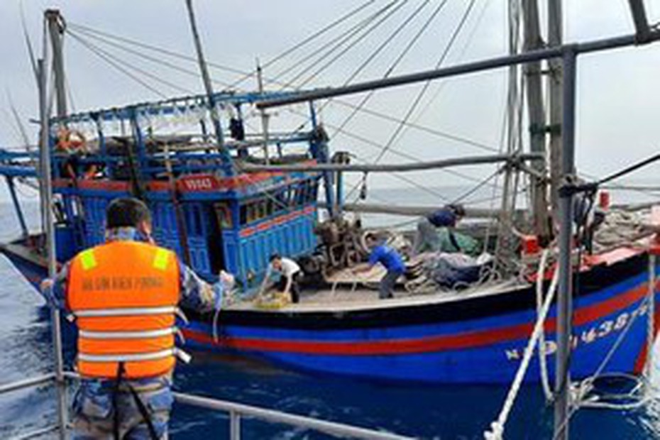 Cứu thành công 6 ngư dân và tàu cá gặp nạn ở Nghệ An