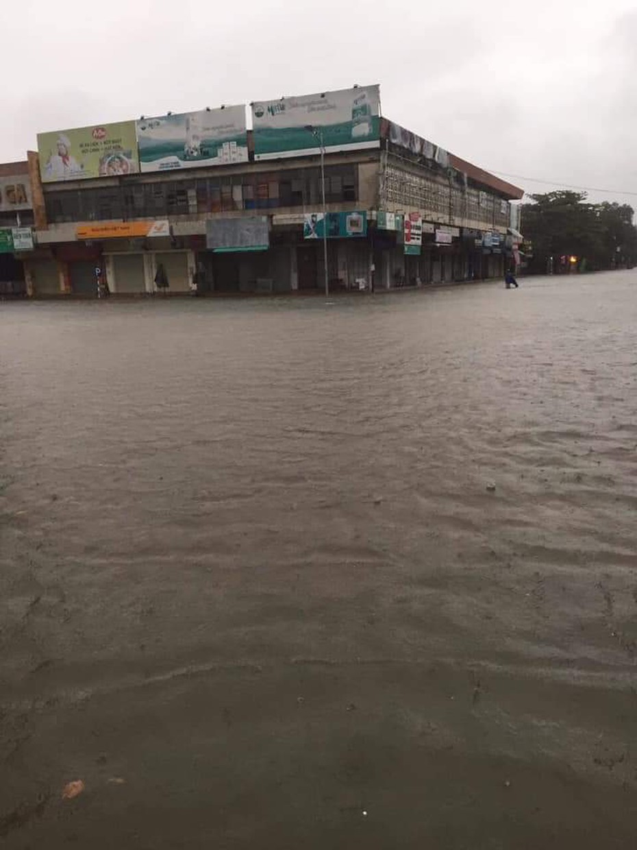 Mưa lớn kéo dài, nhiều tuyến đường TP.Vinh ngập sâu