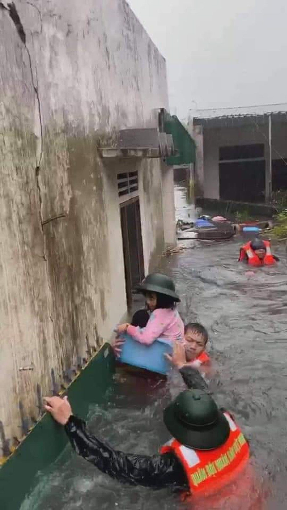 Video: Xúc động hình ảnh giải cứu bé gái mắc kẹt ra khỏi vùng lũ