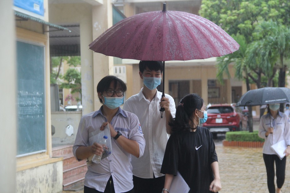 Thí sinh Nghệ An đánh giá đề thi Toán "dễ thở" nhưng có tính phân loại