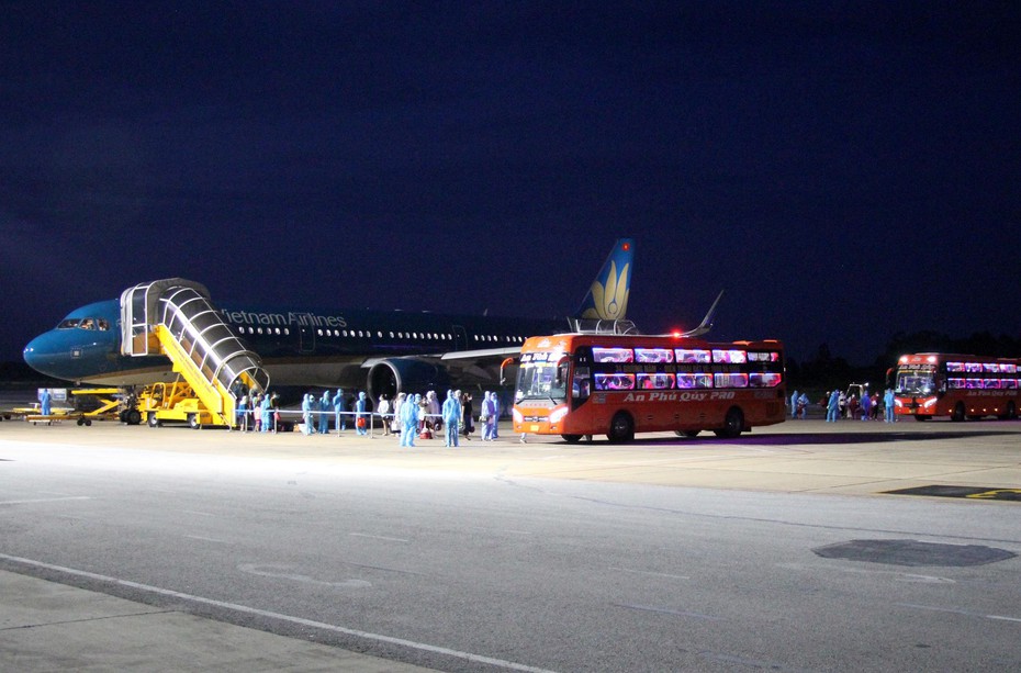 Chuyến bay đón công dân Nghệ An ở TP.HCM đã đến sân bay Vinh