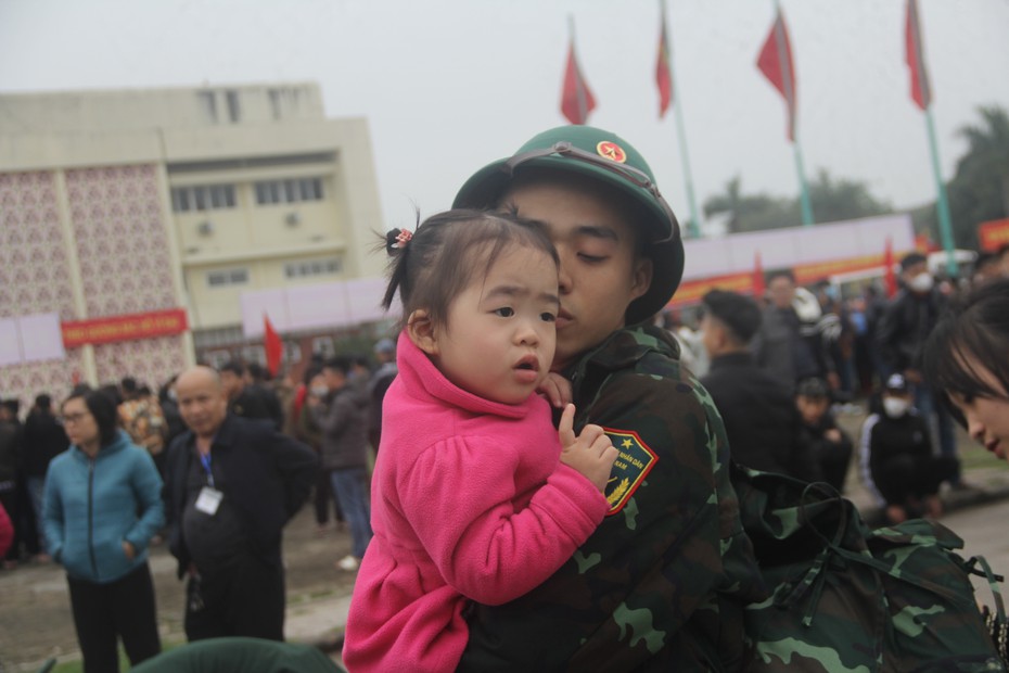 Xúc động những cái ôm lưu luyến tiễn tân binh lên đường nhập ngũ