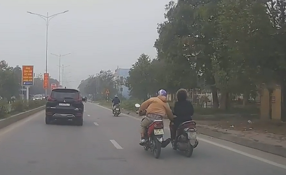 Clip nam thanh niên đi xe máy cướp điện thoại người phụ nữ đi đường