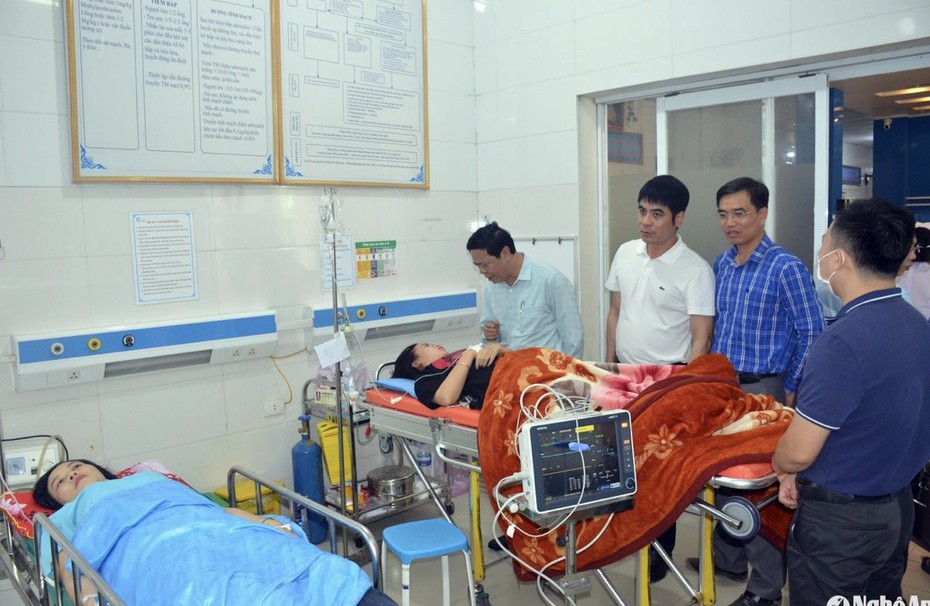 Nghệ An: Hơn 70 công nhân nhập viện do ngộ độc sau bữa ăn trưa