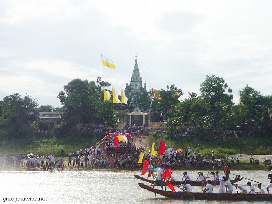 Lễ hội đua thuyền kẻ Mui