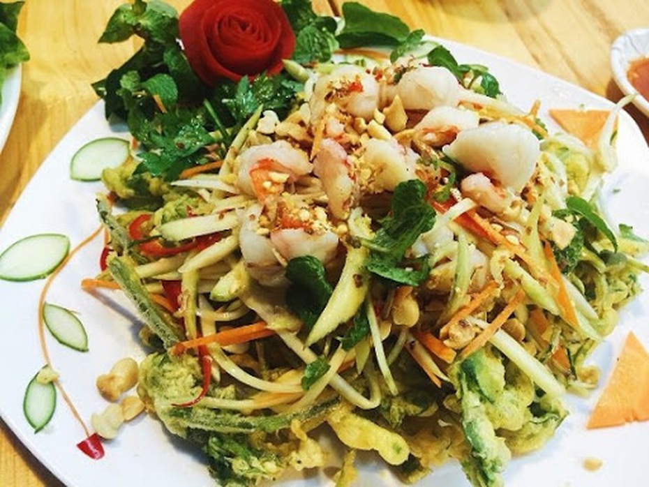 Trổ tài làm cơm tối với gỏi rau muống tôm