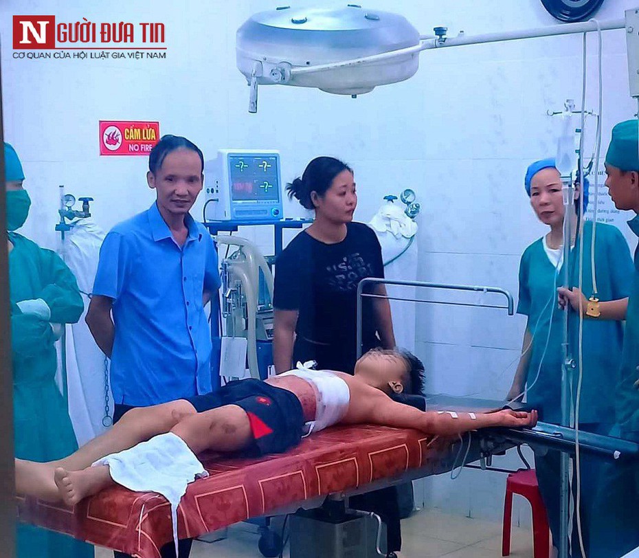 Hà Tĩnh: Con trai trúng đạn khi giằng co súng với bố trong cơn giận