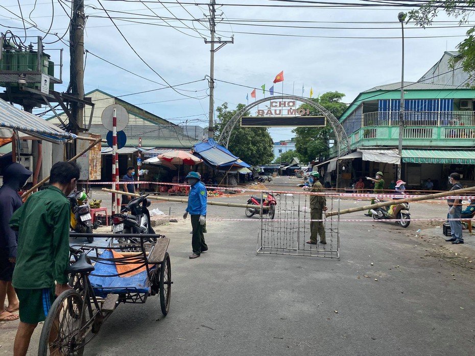 Tiểu thương nghi mắc COVID-19, tạm dừng chợ đầu mối lớn nhất Nghệ An