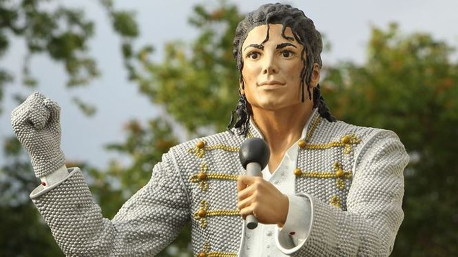 Tượng Michael Jackson bị di dời, làn sóng tẩy chay khắp nơi sau phim tố ấu dâm