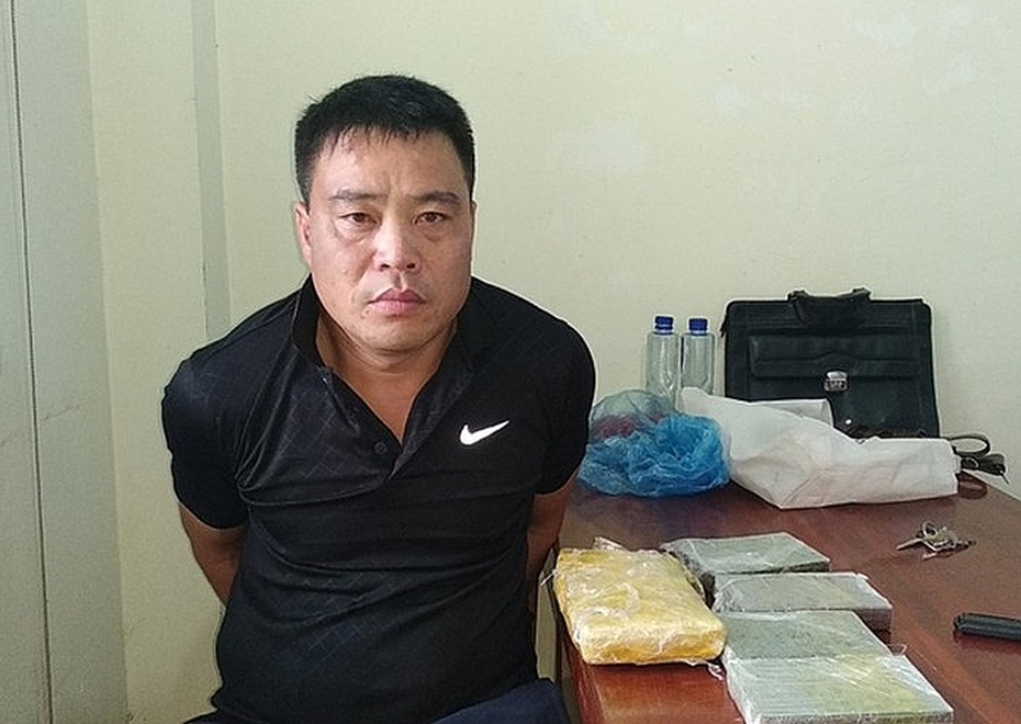Bắt đối tượng vận chuyển 4 bánh heroin, 6.000 viên ma túy