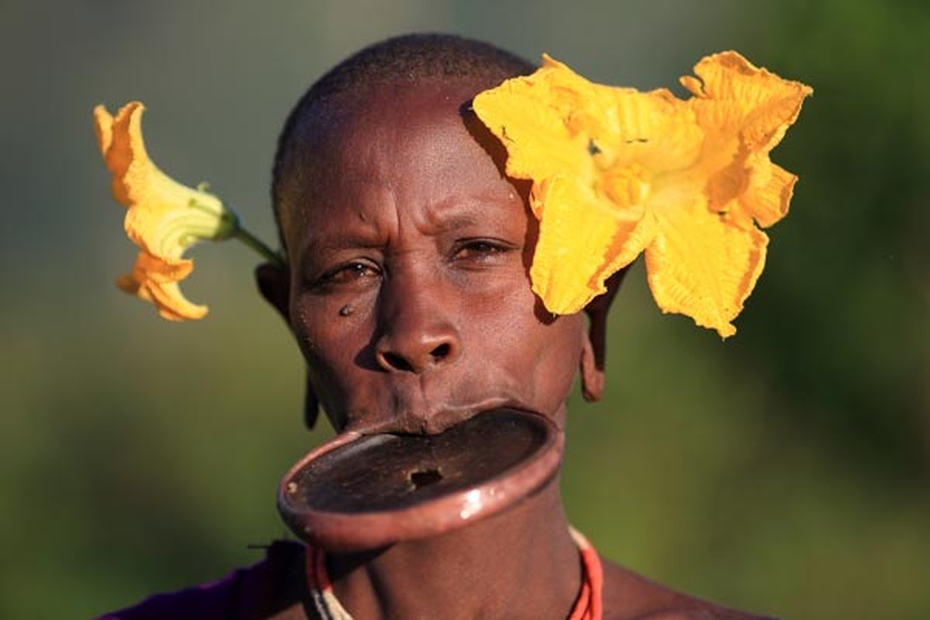 Trào lưu làm đẹp kinh dị: Hãi hùng tục đeo đĩa vào môi của phụ nữ Ethiopia