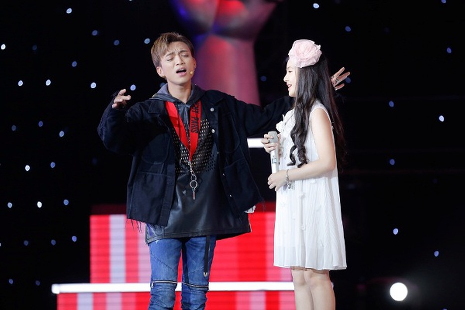 Soobin Hoàng Sơn tung chiêu trò dụ "công chúa" The Voice Kids