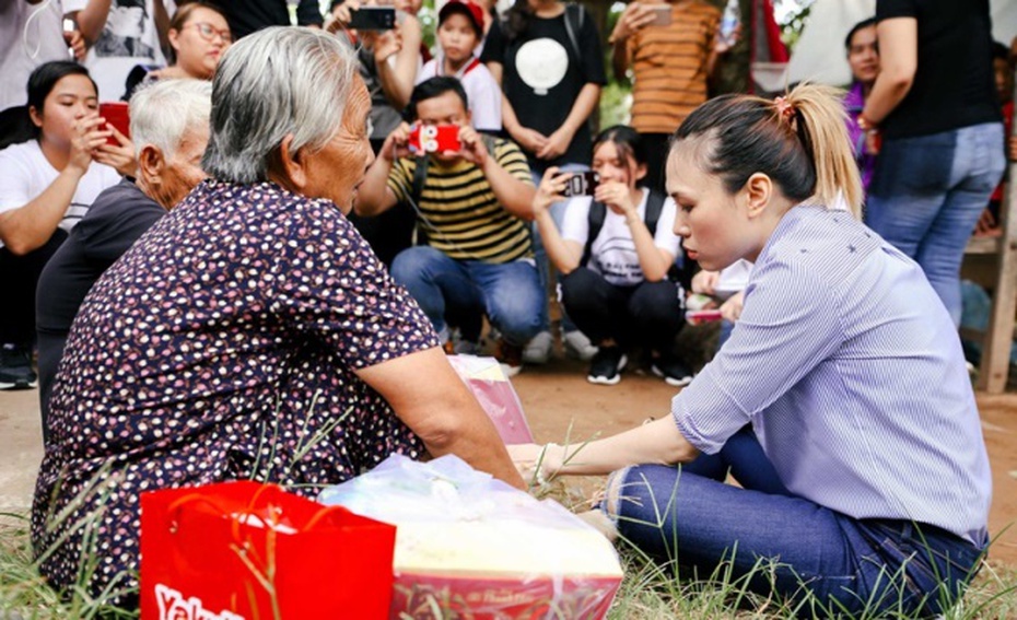 Mỹ Tâm chân đất, ngồi bệt vệ đường trò chuyện với các cụ già