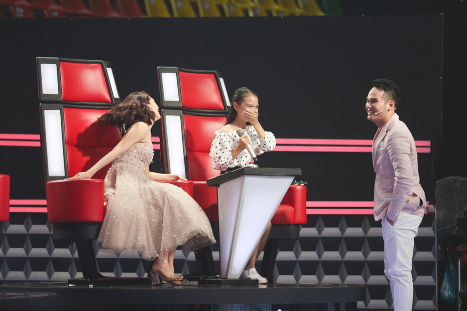 Cô bé xứ Nghệ khiến 6 HLV The Voice Kids “náo loạn” là ai?