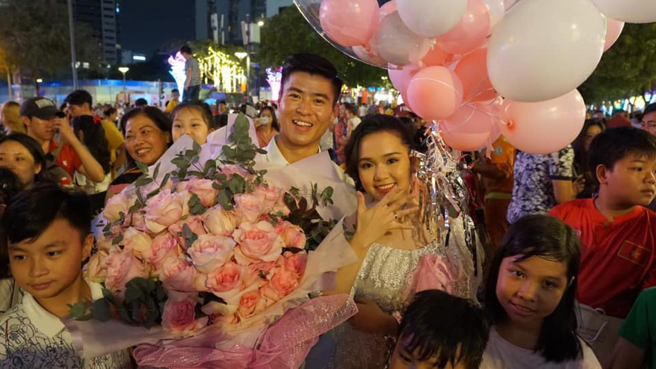 Cầu thủ Duy Mạnh cầu hôn bạn gái siêu lãng mạn giữa phố đi bộ, tiết lộ đám cưới