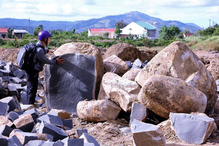 Núp bóng cải tạo đất để khai thác đá trái phép