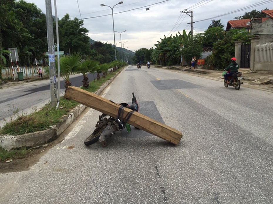 Kon Tum: Vận chuyển gỗ bằng xe máy, một thanh niên bị đè chết