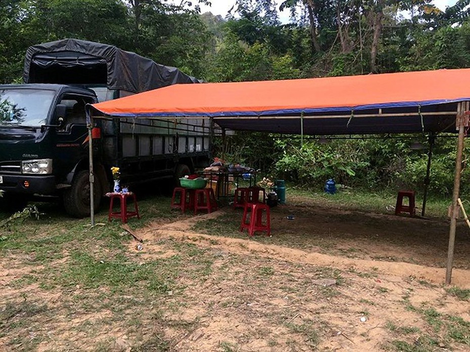 Công an đột kích tụ điểm cờ bạc trong rừng sâu, bắt nhiều đối tượng