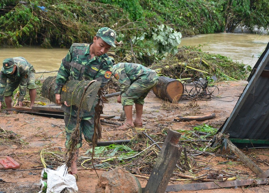 Kon Tum: Lũ quét bất ngờ nhấn chìm hàng chục nhà dân trong đêm