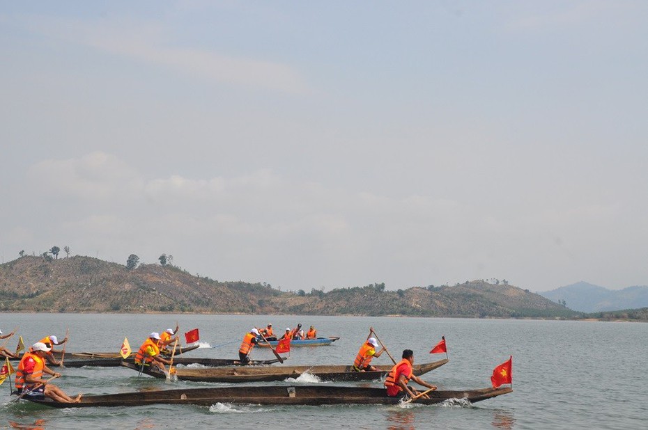 Độc đáo Hội đua thuyền độc mộc trên dòng sông Pô Cô, Gia Lai