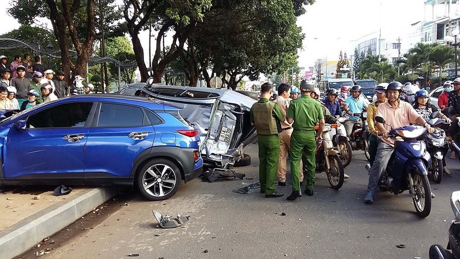 Ô tô tông liên hoàn năm xe máy dừng đèn đỏ, nhiều người bị thương