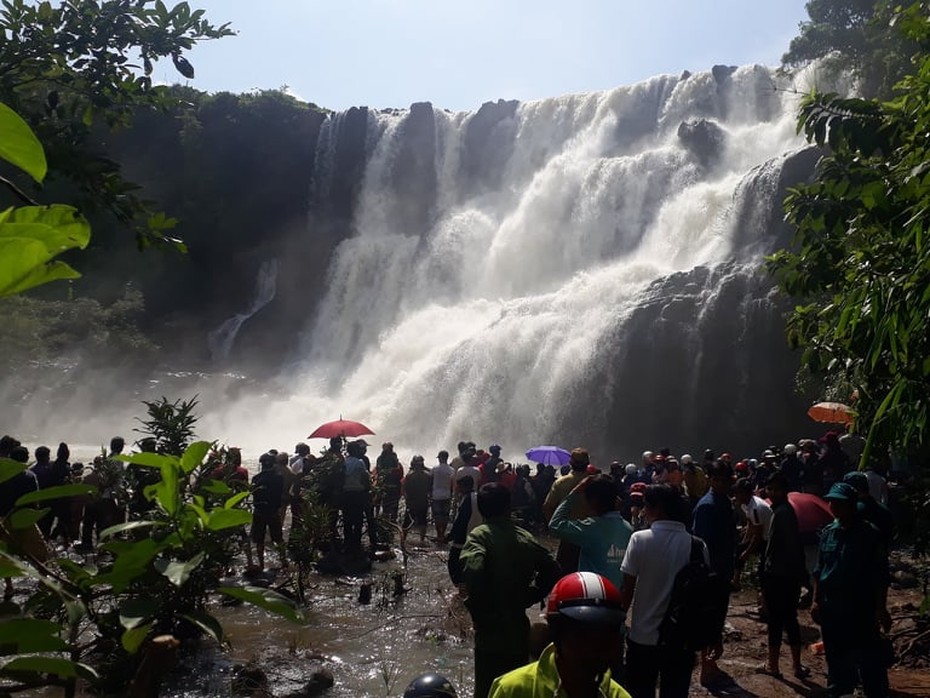 Hàng trăm người tìm kiếm 3 thanh niên bị nước cuốn trôi