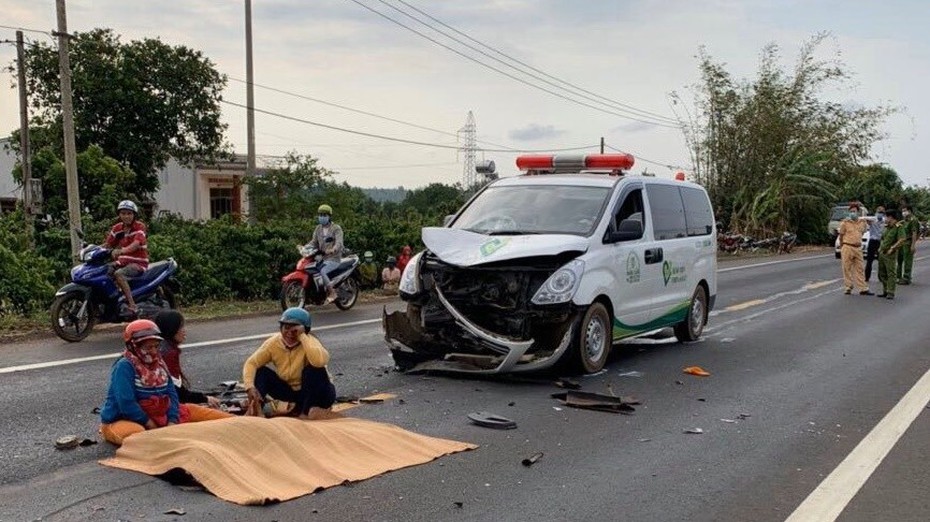 Tông vào xe ô tô chở quan tài, thanh niên tử vong tại chỗ