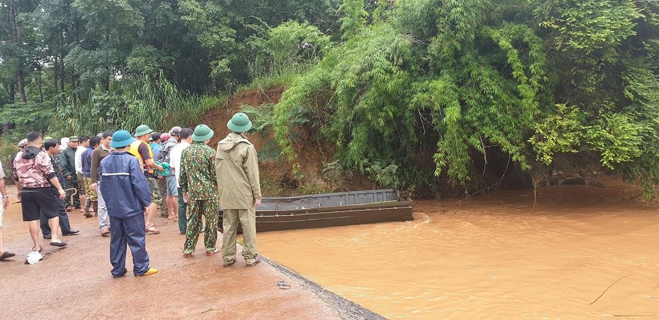 Tìm thấy thi thể người cha bị nước lũ cuốn trôi ở Gia Lai