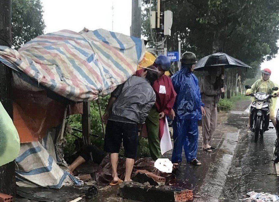 Gia Lai: Mưa lớn, gió mạnh, tường sập đè một người bị thương nặng