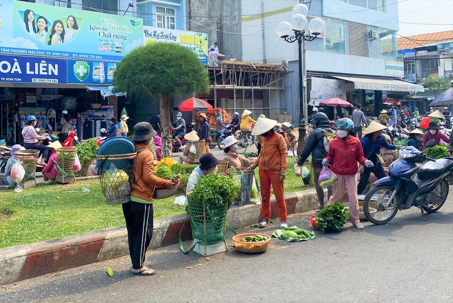 Độc đáo những “cửa hàng” rau di động của phụ nữ Ba Na