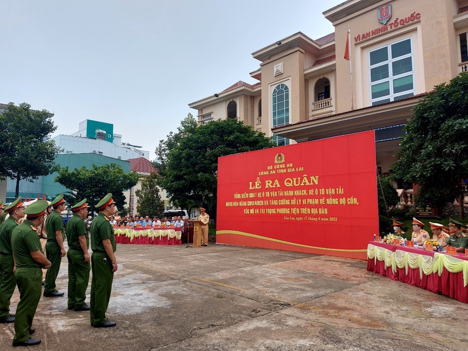 Gia Lai: Ra quân tổng kiểm soát ô tô vận tải, container và xử lý vi phạm nồng độ cồn, tốc độ