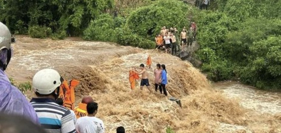 Gia Lai: Giải cứu 3 học sinh mắc kẹt giữa dòng nước chảy xiết